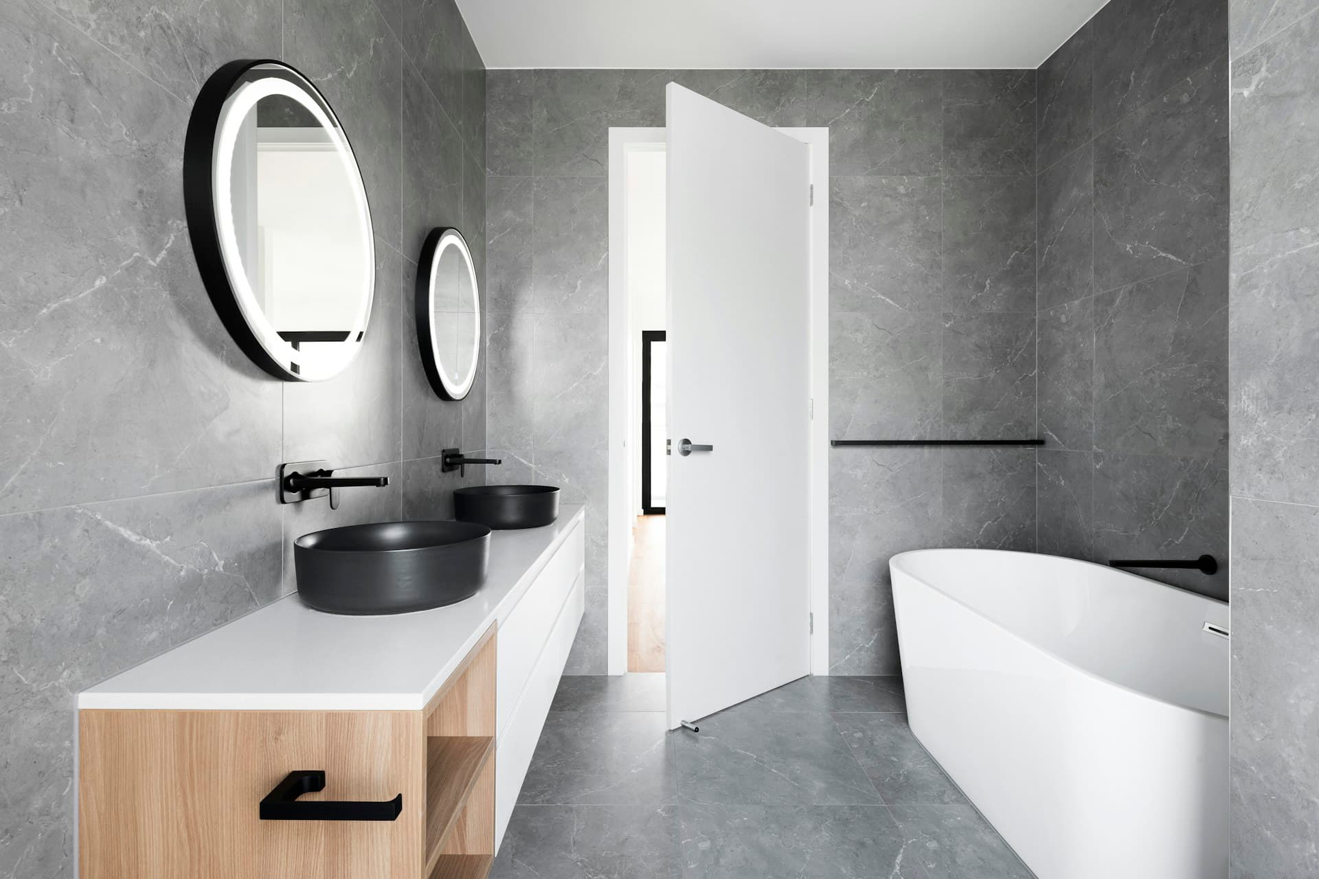 Salle de bain moderne en pierre grise